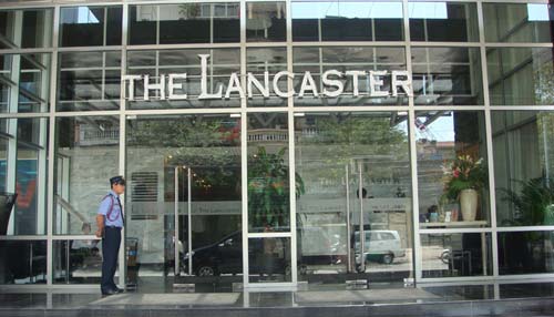 Công trình sàn nhựa hèm khóa tại Lancaster Hotel